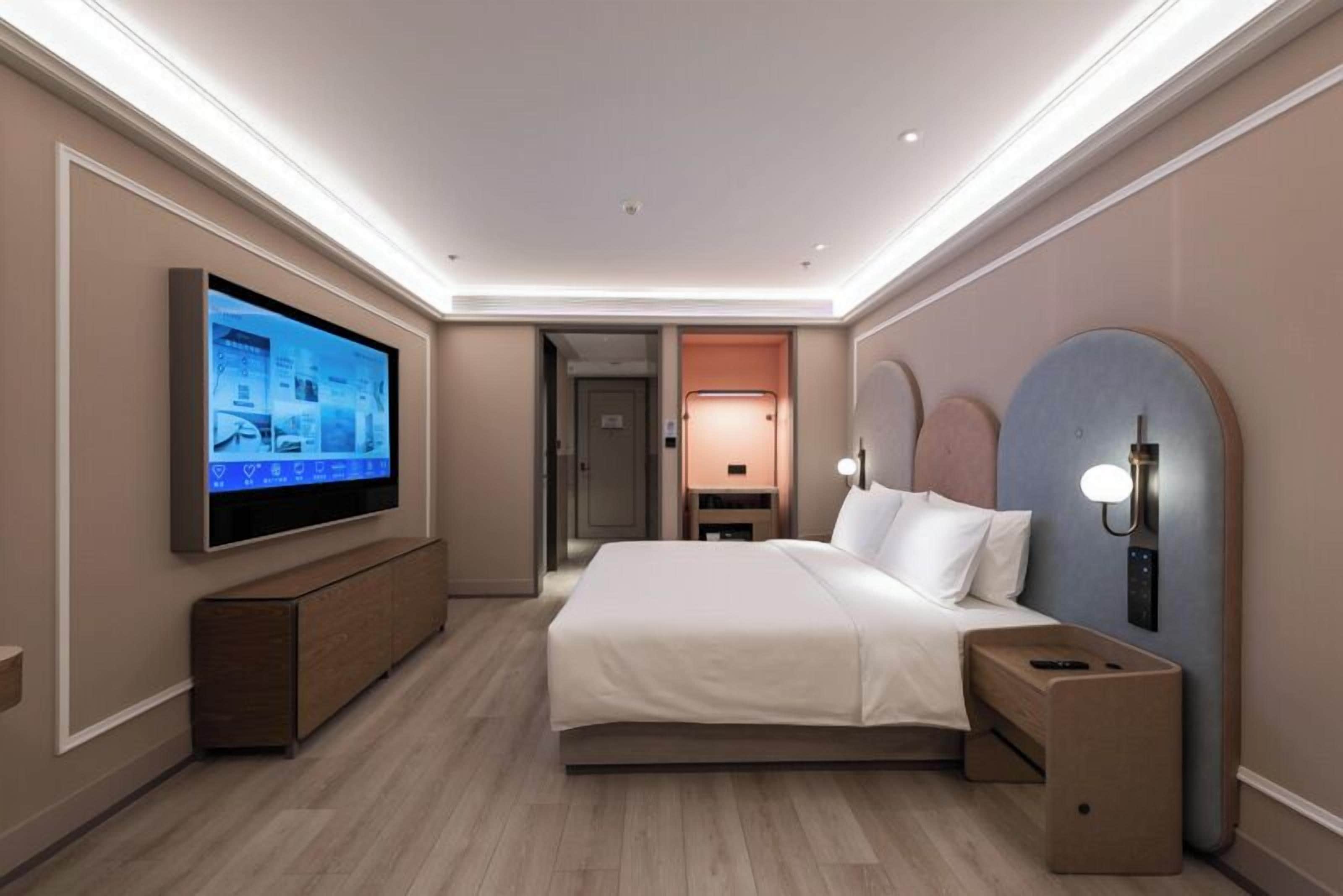 Deluxe Room, 1 King Bed | Down comforters, free minibar, desk, laptop workspace