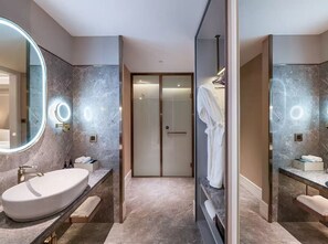 Superior Suite, 1 King Bed | Bathroom - Mercure Shanghai Waigaoqiao Free Trade Zone (Shanghai)