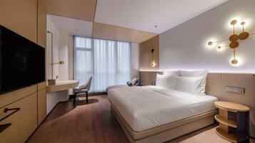 Premium bedding, Select Comfort beds, free minibar, in-room safe