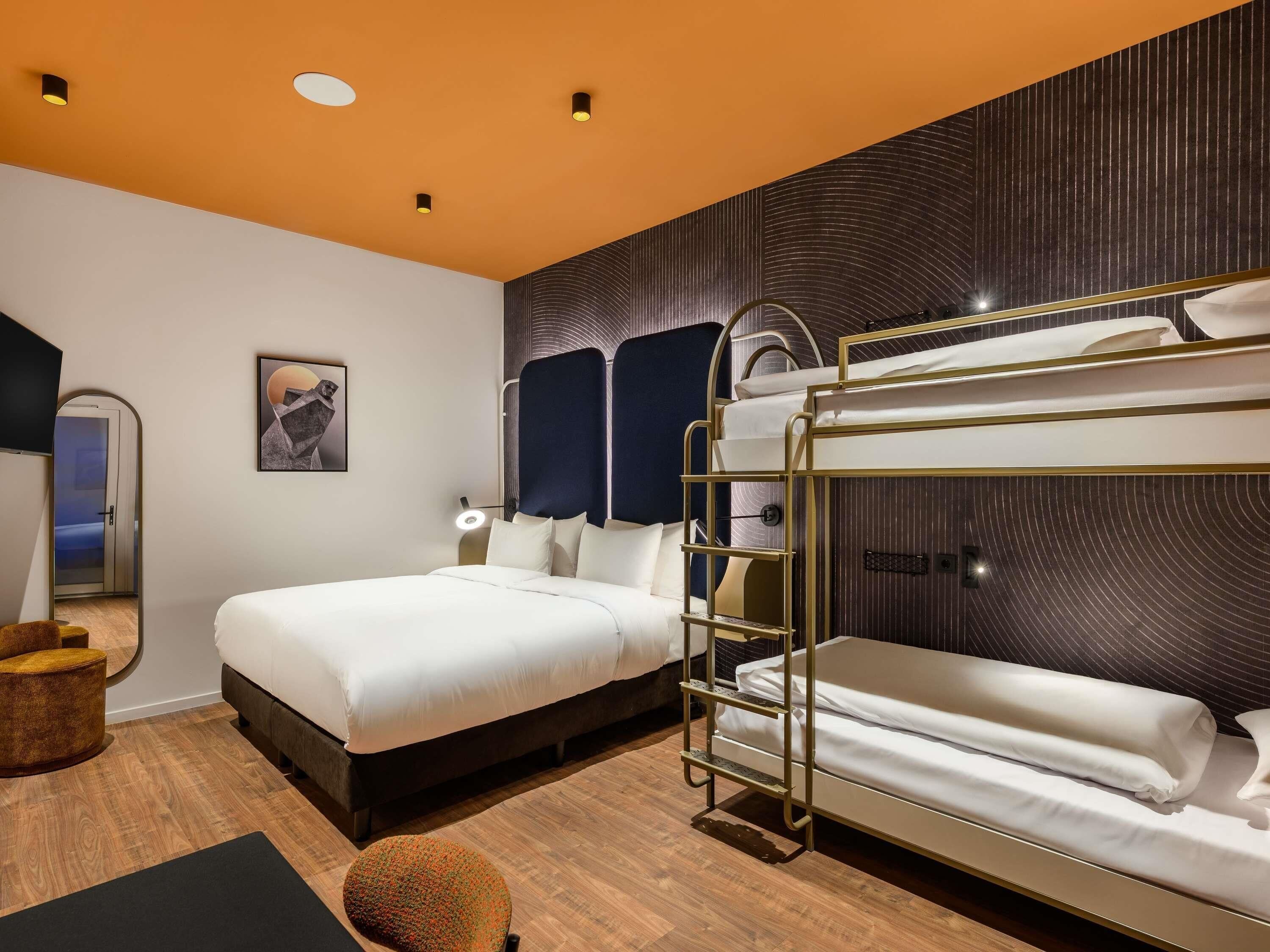 Cortinas blackout, wifi gratis y ropa de cama 