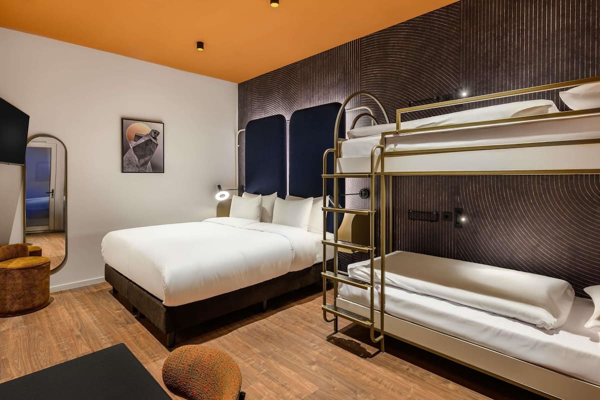 Cortinas blackout, wifi gratis y ropa de cama