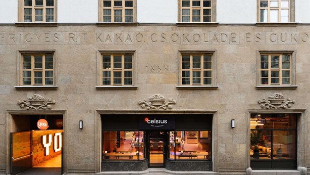 Ein Gebäude mit einem Schild, auf dem 'Frigyes R. Kakac Csokoládé és Cukor' und die Nummer '1868' steht.