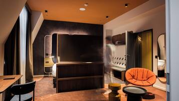 Cortinas blackout, wifi gratis y ropa de cama