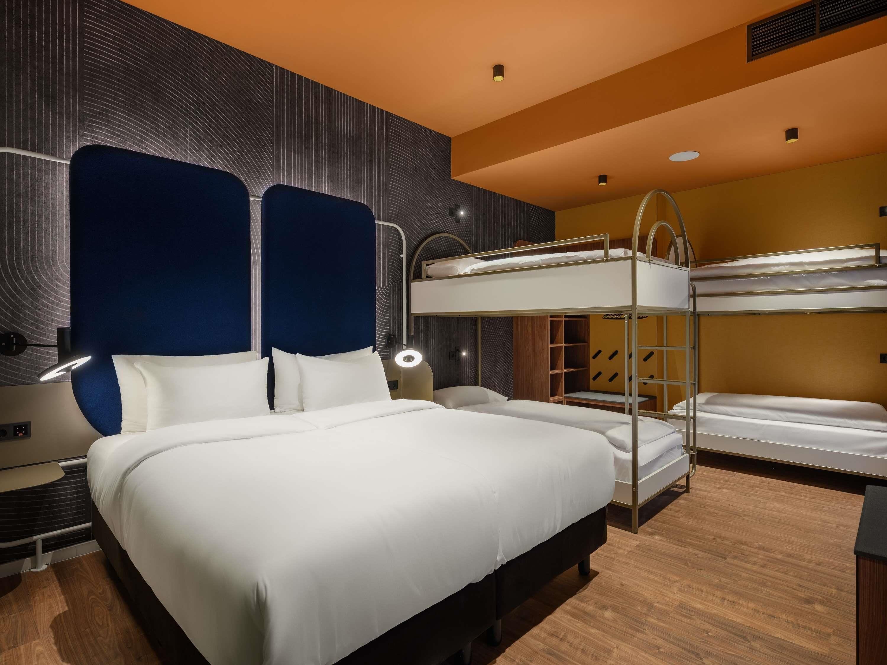 Cortinas blackout, wifi gratis y ropa de cama 