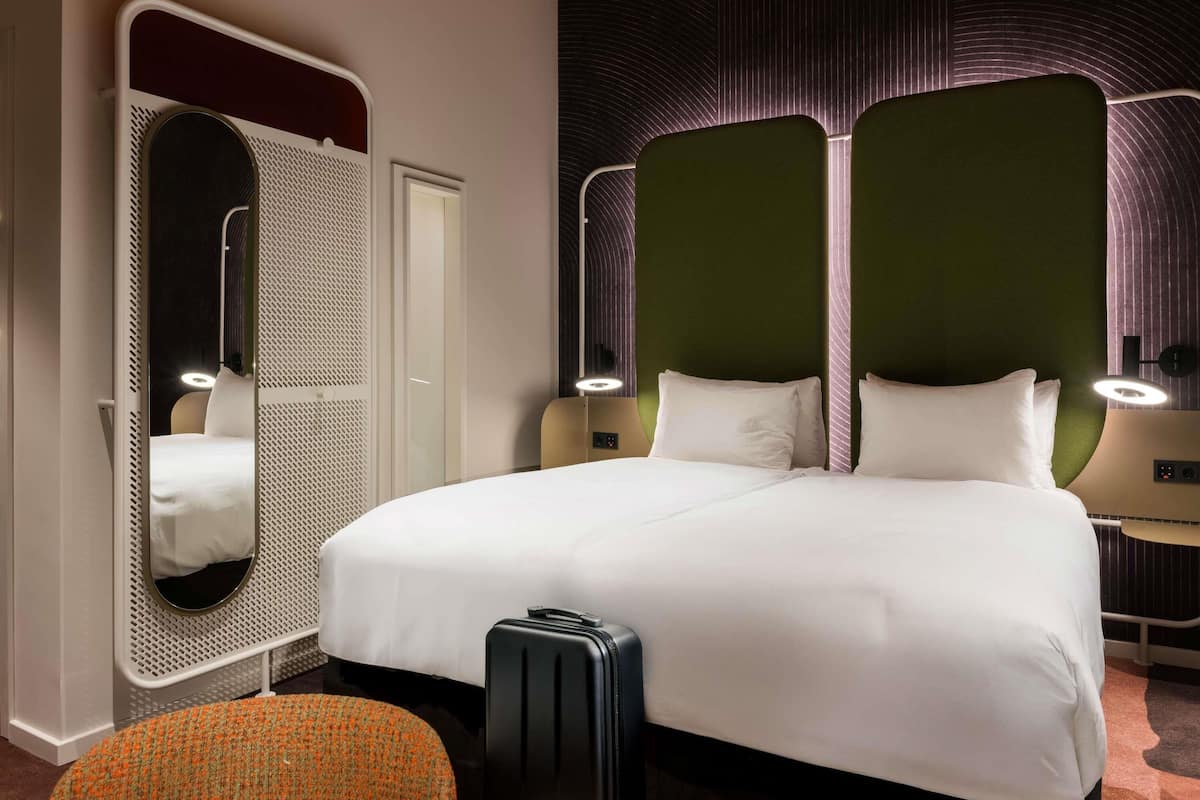 Blackout drapes, free WiFi, bed sheets