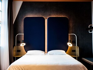Blackout drapes, free WiFi, bed sheets