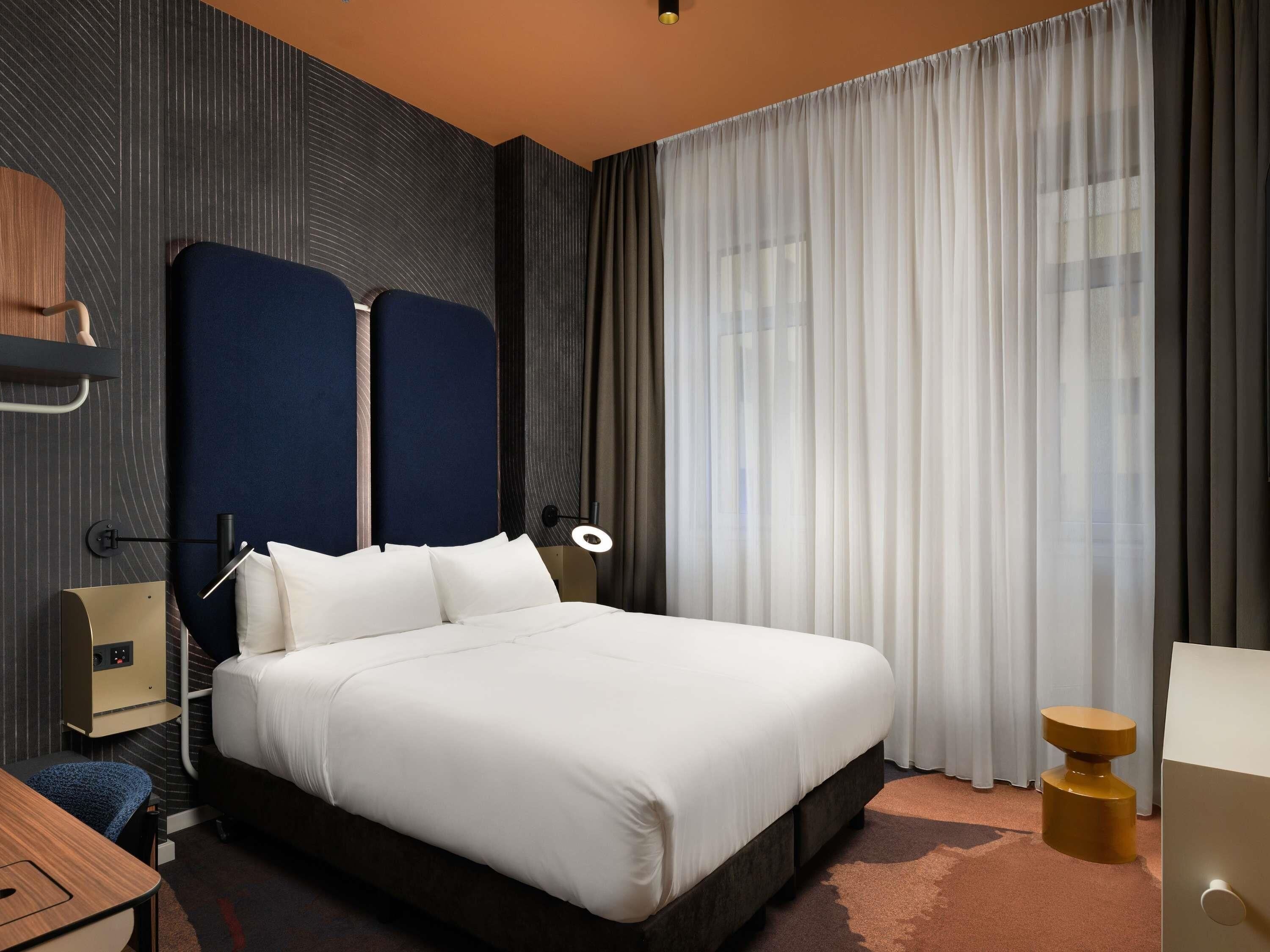 Cortinas blackout, wifi gratis y ropa de cama 