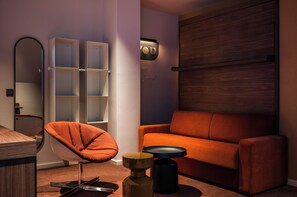 Junior Suite, 1 Katil Kelamin (Double) dengan Katil Sofa | Ruang tamu | 65 inci televisyen LED dengan digital, Netflix, bola sepak meja