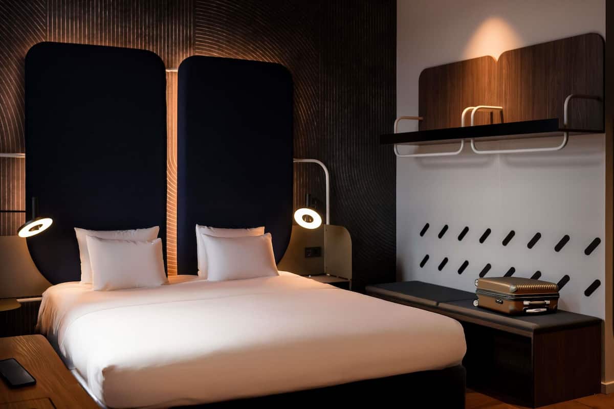 Quarto superior, 1 cama Queen | Cortinas blackout, Wi-Fi de cortesia