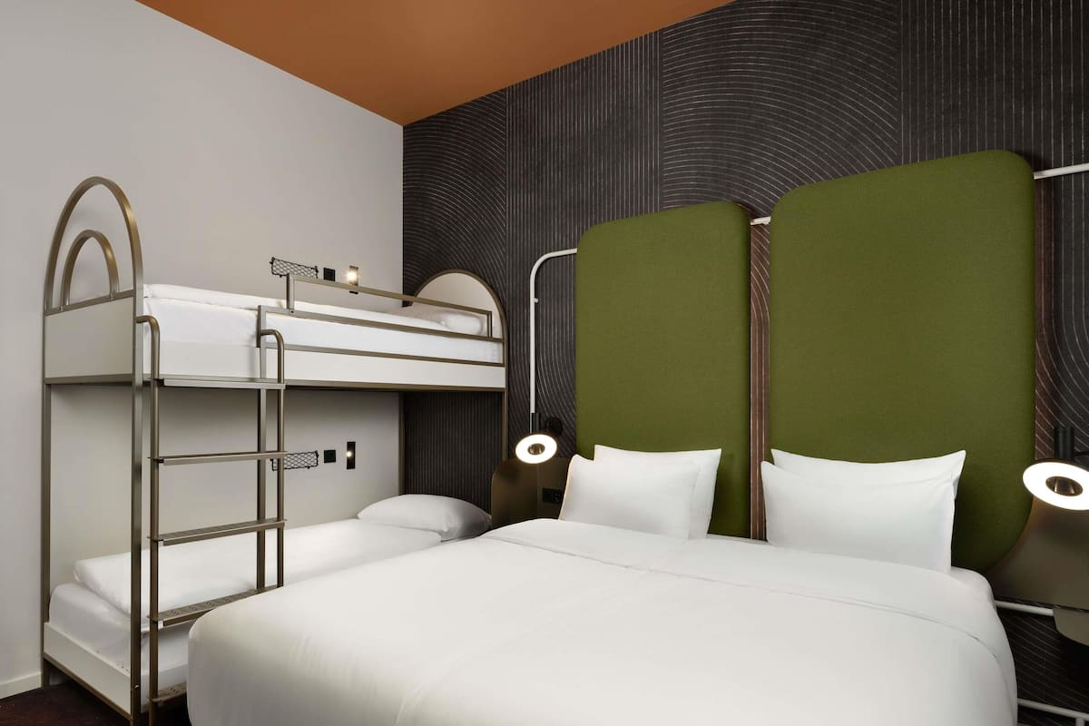 Cortinas blackout, wifi gratis y ropa de cama