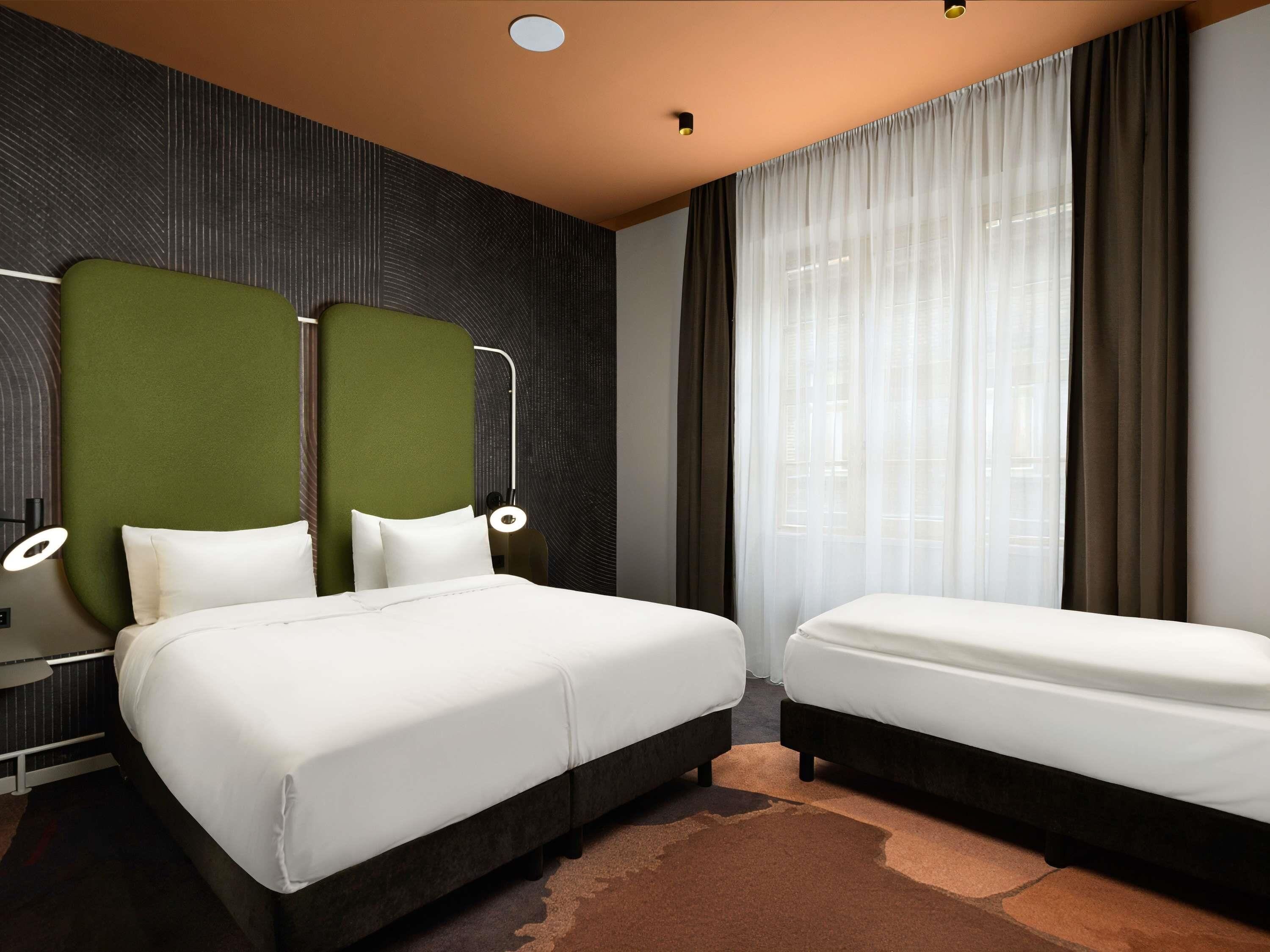 Cortinas blackout, wifi gratis y ropa de cama 