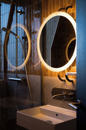 Rainfall showerhead, free toiletries, hair dryer, towels - You Hotel Budapest - Handwritten Collection (Budapest)