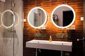 Rainfall showerhead, free toiletries, hair dryer, towels