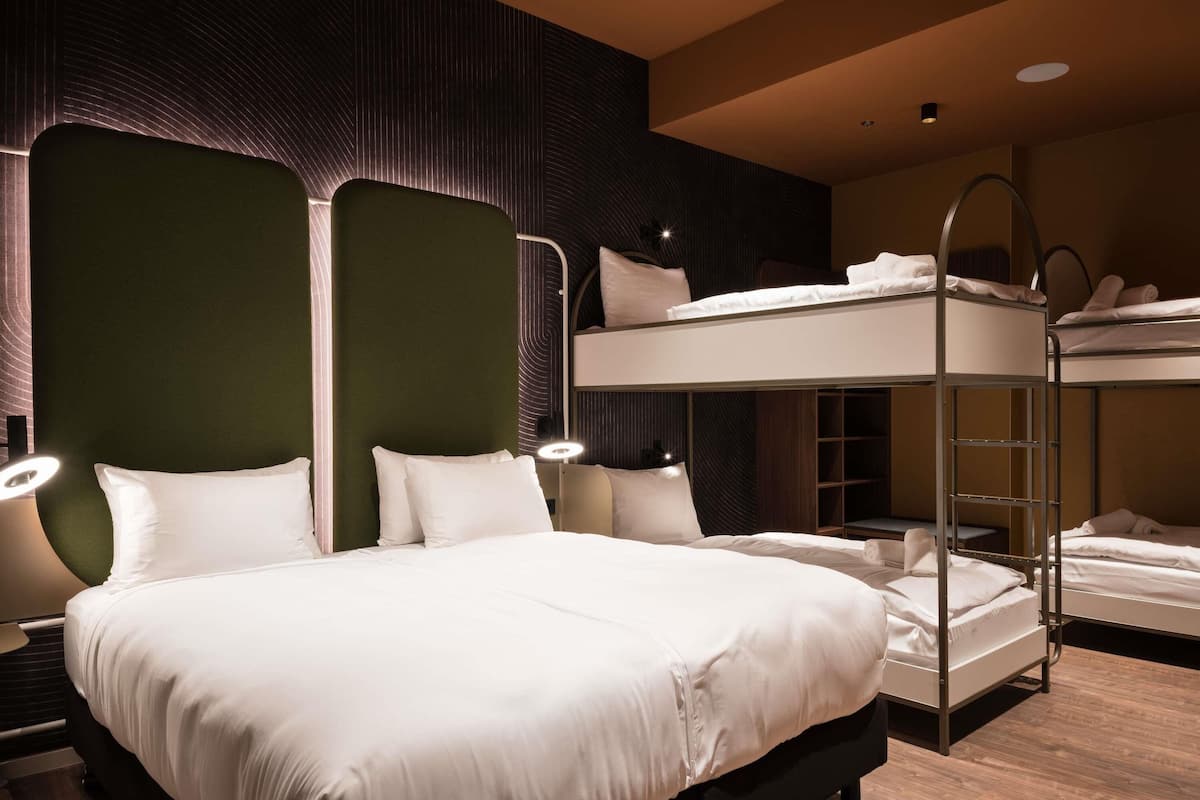 Blackout drapes, free WiFi, bed sheets