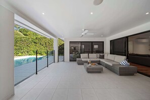Terrace/patio - Buderim Mountaintop Retreat With Pool (Mooloolaba Region)