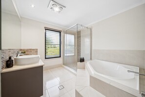 Shower, hair dryer, towels, shampoo - Buderim Mountaintop Retreat With Pool (Mooloolaba Region)
