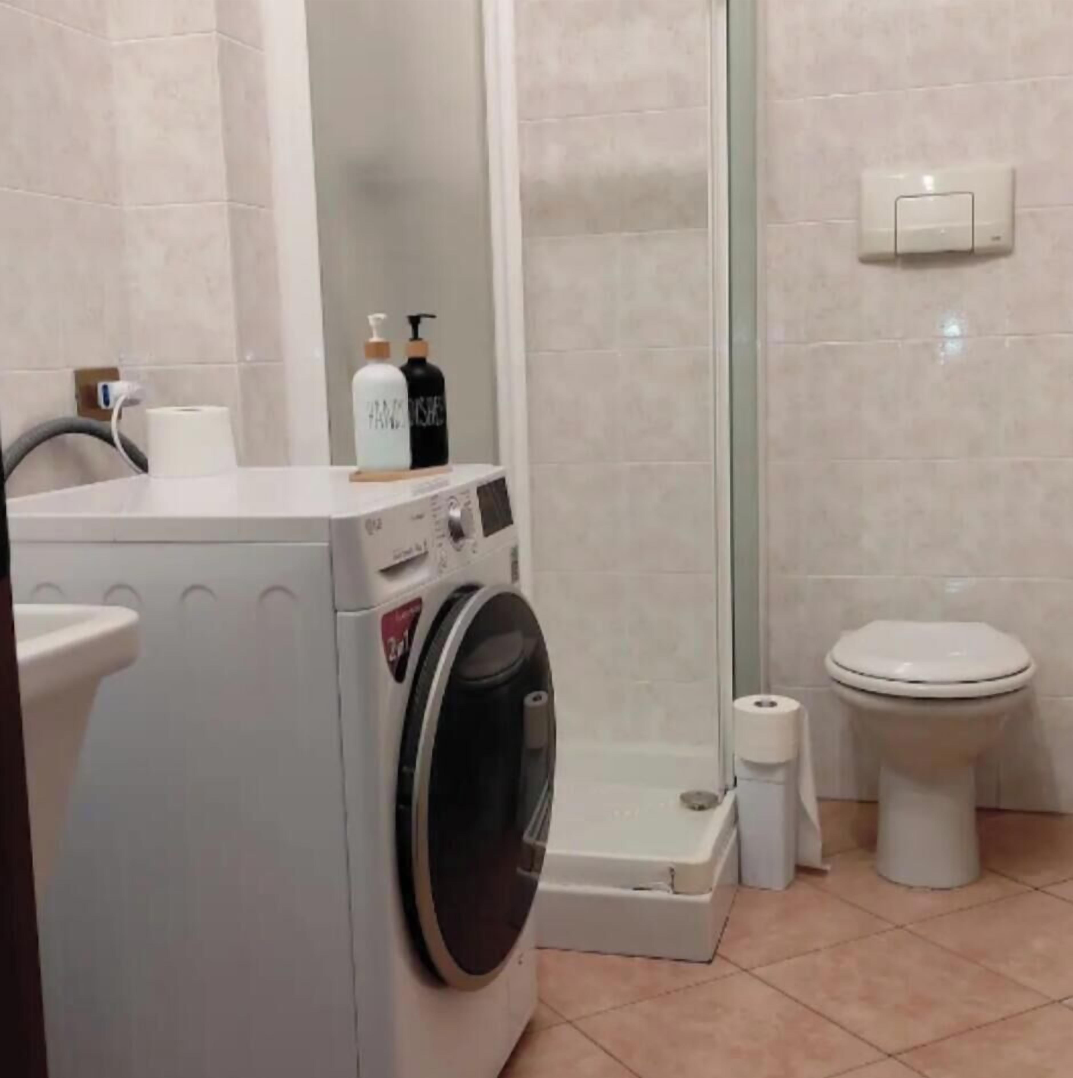 Bruser, hårtørrer, bidet, håndklæder