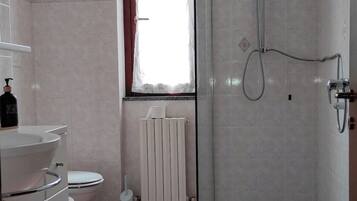 Dusche, Haartrockner, Bidet, Handtücher