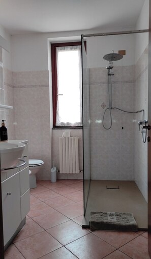 Doccia, asciugacapelli, bidet, asciugamani