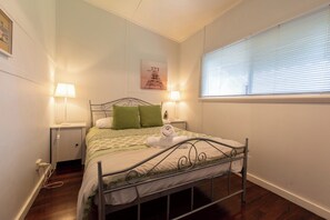 3 habitaciones, tabla de planchar con plancha y cuna de viaje 