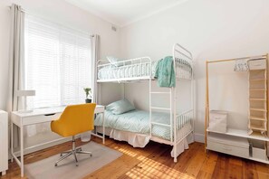 2 Schlafzimmer, Schreibtisch, Bügeleisen/Bügelbrett, Reisekinderbett