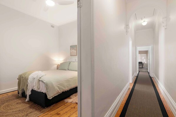2 Schlafzimmer, Schreibtisch, Bügeleisen/Bügelbrett, Reisekinderbett