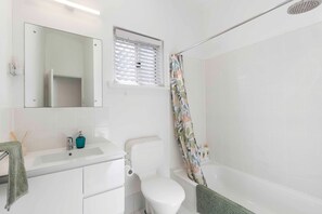 Dusche, Haartrockner, Handtücher, Shampoo