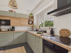 Fridge, microwave, oven, dishwasher