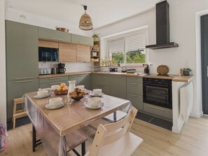 Réfrigérateur, four à micro-ondes, un four, lave-vaisselle