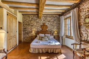 9 bedrooms, iron/ironing board, WiFi, bed sheets