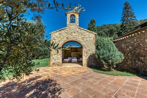 Terrace/patio - Villa 'Romana Restaurada Entre' with Mountain View, Private Pool and Wi-Fi (Girona)