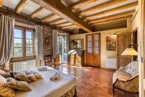 9 bedrooms, iron/ironing board, WiFi, bed sheets