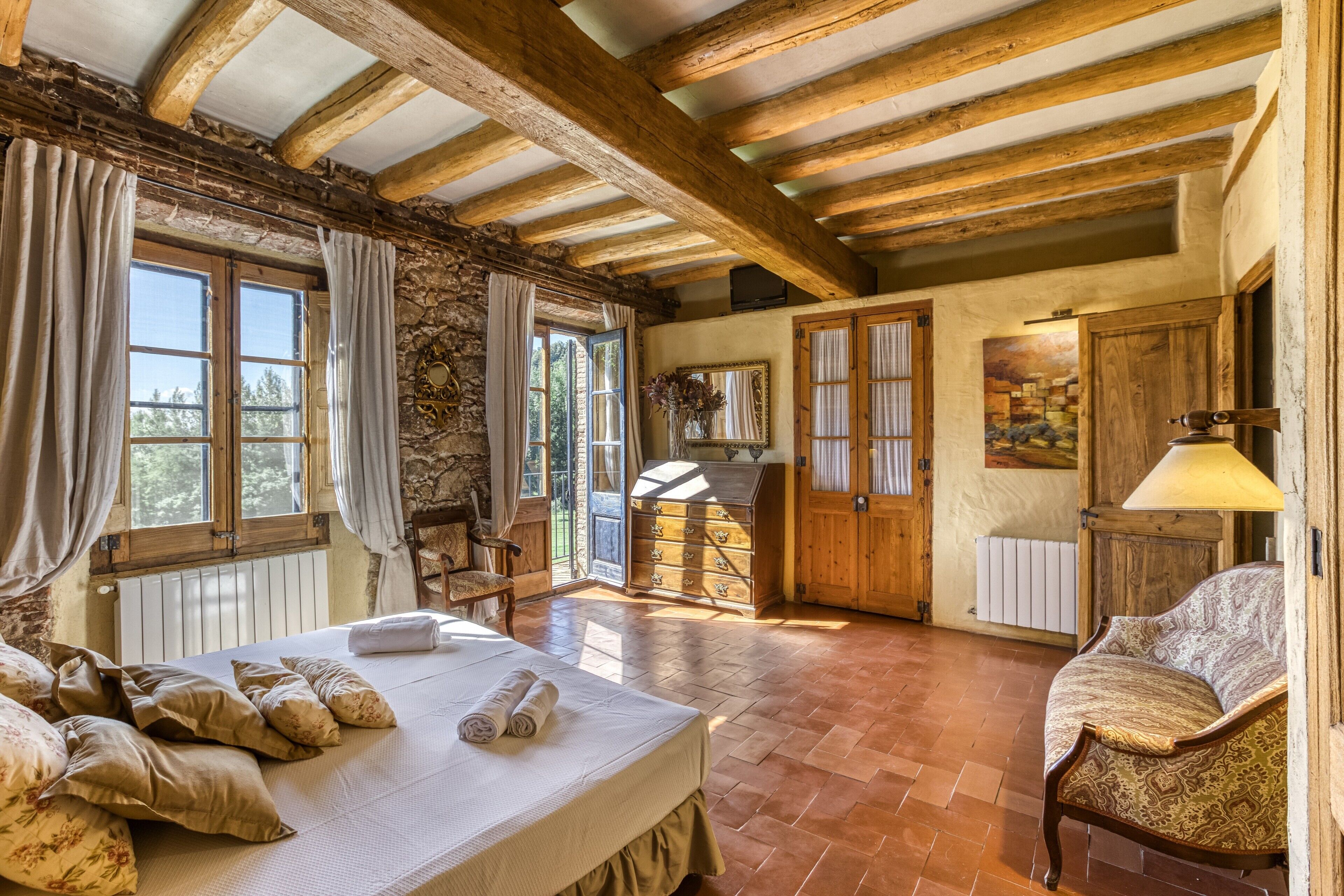 9 bedrooms, iron/ironing board, WiFi, bed sheets