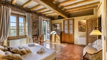 9 bedrooms, iron/ironing board, WiFi, bed sheets