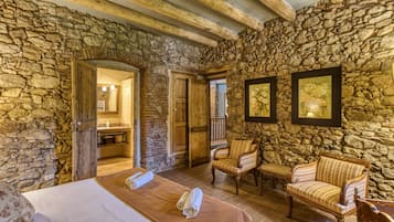 9 bedrooms, iron/ironing board, WiFi, bed sheets