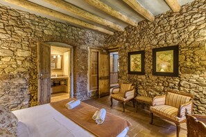 9 quartos, ferros/tábuas de passar roupa, Wi-Fi, roupa de cama