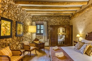 9 bedrooms, iron/ironing board, WiFi, bed sheets