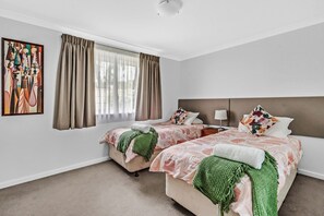 2 bedrooms, iron/ironing board, travel cot, free WiFi - Salty Sands | 2BR Cottage | Walk to the Beach (Broadwater)