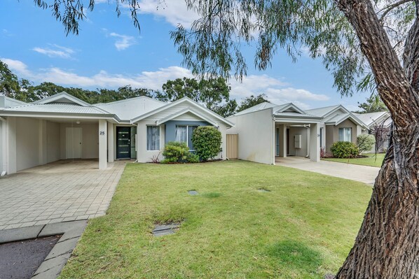 Exterior - Salty Sands | 2BR Cottage | Walk to the Beach (Broadwater)