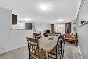 Dining - Salty Sands | 2BR Cottage | Walk to the Beach (Broadwater)