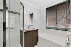 Shower, hair dryer, towels, shampoo - Salty Sands | 2BR Cottage | Walk to the Beach (Broadwater)