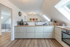 Kjøleskap, mikrobølgeovn, ovn og kokeplater