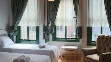 Family Apartment | Desk, free WiFi