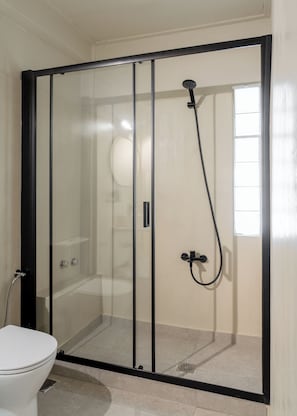 Superior Studio Suite, Balcony | Bathroom