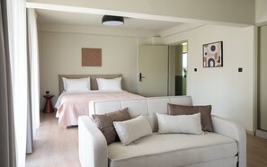 Suíte estúdio superior, sacada | Cofres nos quartos, Wi-Fi de cortesia, roupa de cama