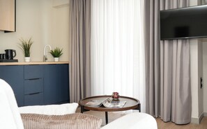 Suíte estúdio superior, sacada | Cozinha privada | Frigobar, chaleira elétrica, cadeirão de bebê