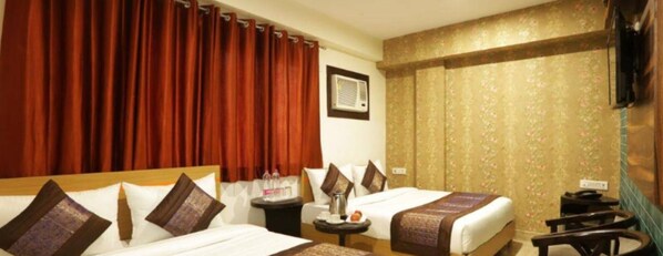 Quadruple Room | Desk, rollaway beds, free WiFi, bed sheets