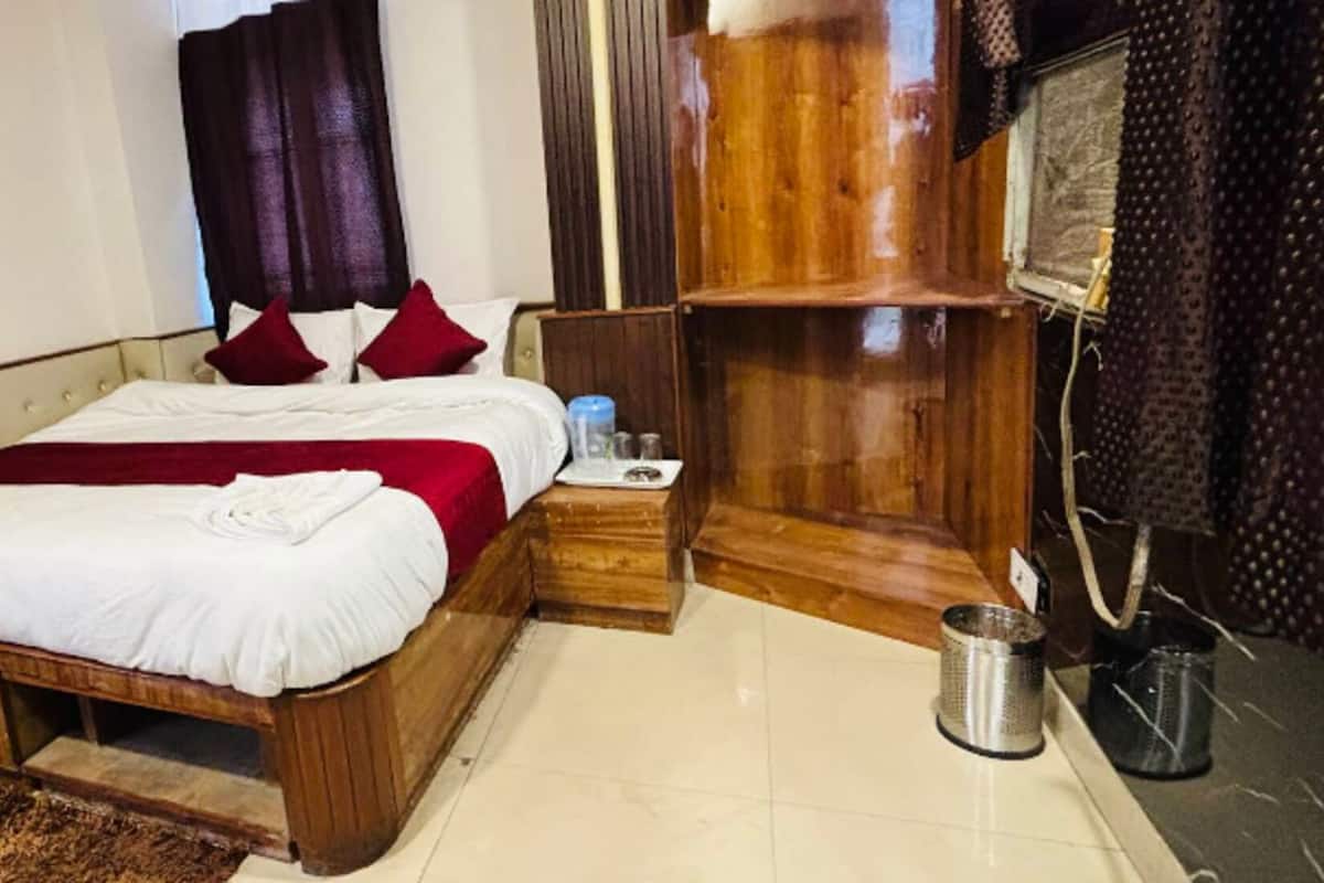 Deluxe Room | Desk, rollaway beds, free WiFi, bed sheets