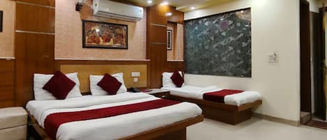 Phòng 3 | Bàn, giường gấp/giường phụ (phụ phí)