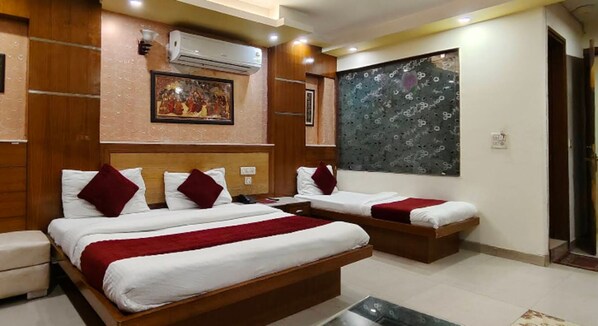 Værelse til 3 personer | Skrivebord, ekstra senge (tillægsgebyr), gratis Wi-Fi, sengetøj